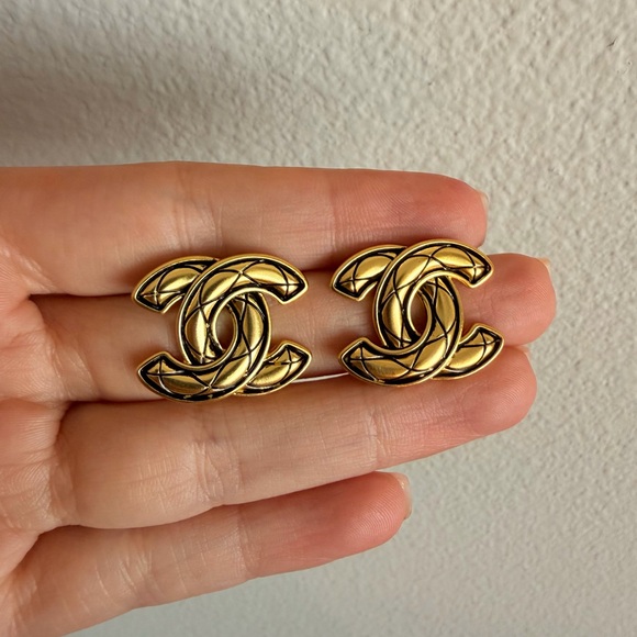 💛Vintage Chanel Gold Quilted CC Logo Statement Earrings✨ - Picture 8 of 13